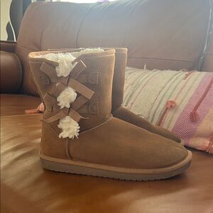 Koolaburra by UGG Victoria bow short boot size US 5 chestnut tan